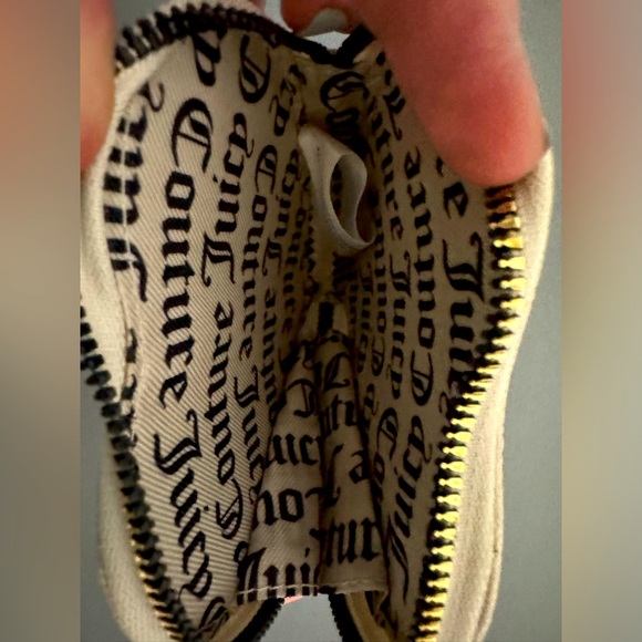 Juicy Couture NWT Angel Simply Perfect Heart zip around wristlet - Picture 3 of 4